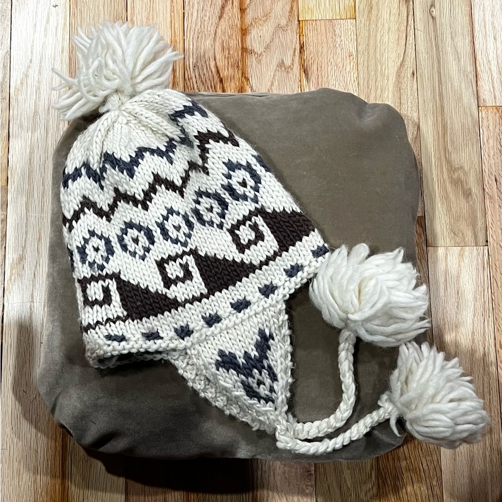 Vintage Knit Pom Pom Hat - Picture 2 of 3